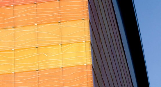 composiet-gevel-composite-facade-wallpanel-carbon-wall-cladding-fassadenverkleidung-wandpaneel-gevelbeplating-lichtgewicht-lightweight-sportcentrum-universiteit-Amsterdam-Raficlad-USC
