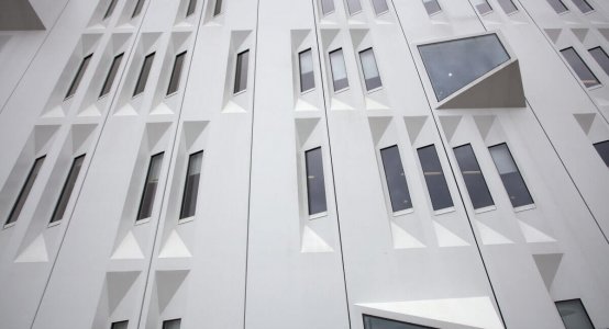 Holland-Composites-composiet-gevel-fabrikant-bedrijf-gevelbekleding-composite-wallpanel-wandpaneel-lang-long-facade-wandbekleding-renovatie-renovation-enexis-kantoor-office-building-gebouw-fassade-bekleidung
