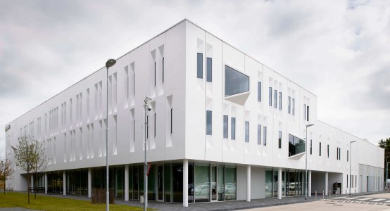 Holland-Composites-composiet-gevel-fabrikant-bedrijf-gevelbekleding-composite-wallpanel-wandpaneel-lang-long-facade-wandbekleding-renovatie-renovation-enexis-kantoor-office-building-gebouw-fassade-bekleidung