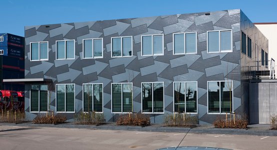 Holland-Composites-transparent-Raficlad-facade-wallpanel-composite-composiet-kantoor-building-gevel-beplating-wandpaneel-Jan-Snel-Transport-Montfoort