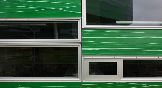 Holland-composites-composiet-gevel-wandpaneel-wandbekleding-school-universiteit-RUG-uitstekende-gevel-panelen-raficlad