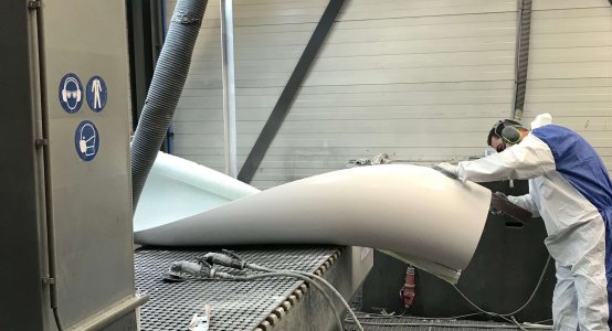 Kleine-windmolen-green-hybrid-holland-composites-wieken-windwokkel-productie-grote-spuitcabine