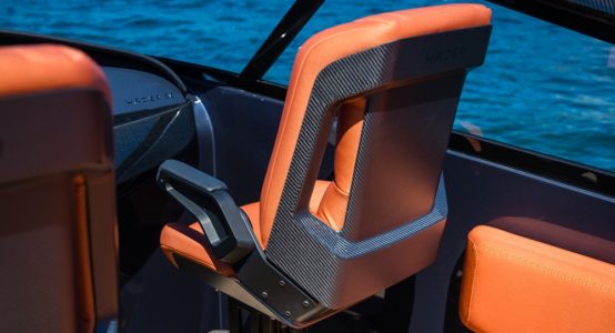Carbon-epoxy-sandwich-stoel-luxe-jachten-tenderboten-pilot-seats-ambience2-CoverWorks-Wajer-Holland-Composites